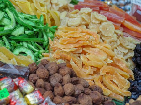 Vielfalt an Trockenfrüchten auf einem östlichen Markt: Kiwi, Mango, Ananas und andere Köstlichkeiten