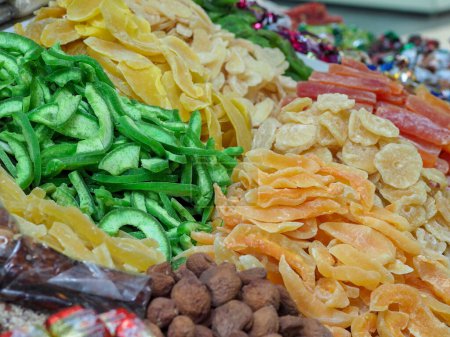 Diversidad de frutas secas en un mercado oriental: kiwi, mango, piña y otras delicias