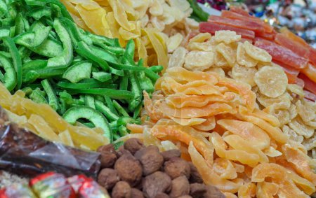 Diversité des fruits secs dans un marché de l'Est : kiwi, mangue, ananas et autres délices