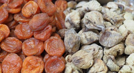 Téléchargez les photos : Eastern Delights : Abricots secs et Figues sur un comptoir de marché, une symphonie de saveurs et de senteurs - en image libre de droit