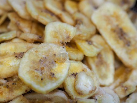 Großaufnahme von Bananenchips mit hellen dunklen Flecken, eine Einladung zum tropischen Geschmack