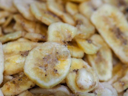 Téléchargez les photos : Gros plan sur les chips de banane aux taches sombres claires, une invitation à la saveur tropicale - en image libre de droit