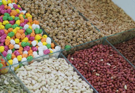 Variedad de cacahuetes en un puesto de mercado: una paleta de sabores y colores