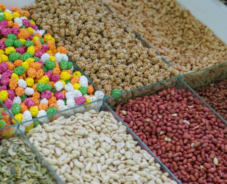 Variedad de cacahuetes en un puesto de mercado: una paleta de sabores y colores