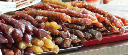 Churchkhela am Marktstand: Süßer Traubengeschmack mit Walnüssen