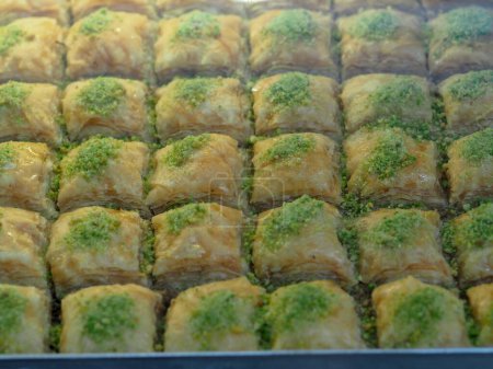 Téléchargez les photos : Baklava traditionnel aux noix et au miel, spécialités orientales sur un plateau doré - en image libre de droit