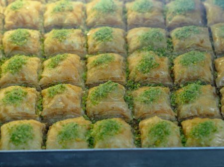 Téléchargez les photos : Baklava traditionnel aux noix et au miel, spécialités orientales sur un plateau doré - en image libre de droit