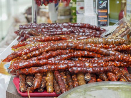 Churchchchhela am Marktstand: Traditionelles georgisches Dessert aus Traubensaft und Walnüssen