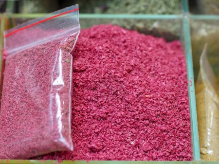 Lebendiger rosafarbener Sumach auf dem Markt: Exotisches Gewürz für Kenner