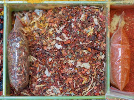 Épices colorées au marché : découvrez les arômes du monde