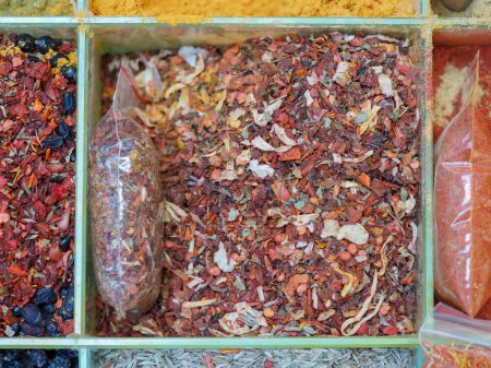 Épices colorées au marché : découvrez les arômes du monde