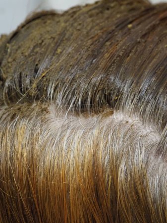 Natürliches Färben grauer Haare mit Henna: Eine umweltfreundliche und gesunde Wahl