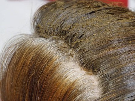 Teinture naturelle des cheveux gris au henné : un choix écologique et sain