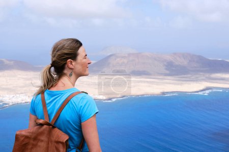 Foto de Hermosa mujer madura con los ojos cerrados relajándose en el punto de observación, Lanzarote, Islas Canarias - Imagen libre de derechos