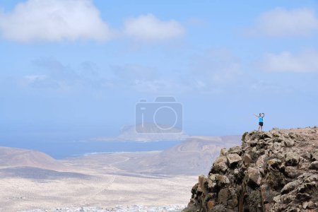 Foto de Caminante tomando una selfie de una colina. Isla La Graciosa al fondo. Islas Canarias - Imagen libre de derechos