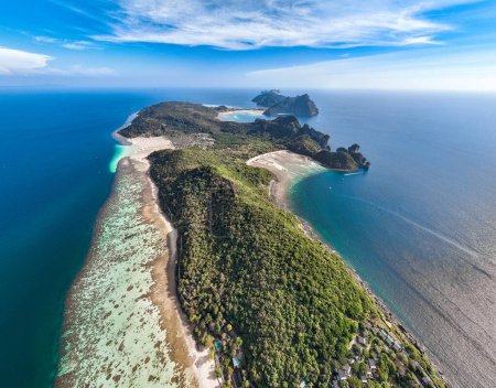 Foto de Vista aérea de la bahía de Loh Lana al atardecer en las islas de Koh Phi Phi, Krabi, Tailandia, sureste asiático - Imagen libre de derechos