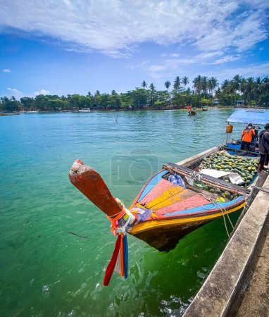 Téléchargez les photos : Vue sur la plage avec des bateaux à longue queue à Koh Mook ou koh Muk île, à Trang, Thaïlande, Asie du Sud-Est - en image libre de droit