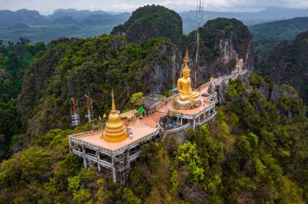 Foto de Vista aérea de Wat Tham Suea o del templo de la cueva del tigre en Krabi, Tailandia, Asia sudoriental - Imagen libre de derechos