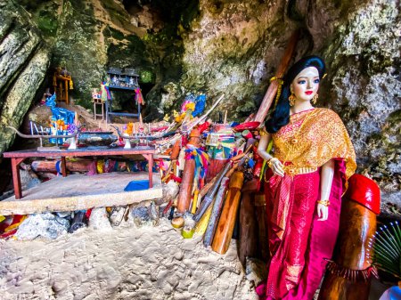 Téléchargez les photos : Temple si fertilité à Phra nang Cave ou princesse Cave Beach à Krabi, Thaïlande. Photo de haute qualité - en image libre de droit