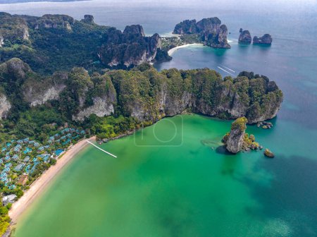 Téléchargez les photos : Vue aérienne de Phra nang Cave ou princesse Cave Beach à Krabi, Thaïlande. Photo de haute qualité - en image libre de droit