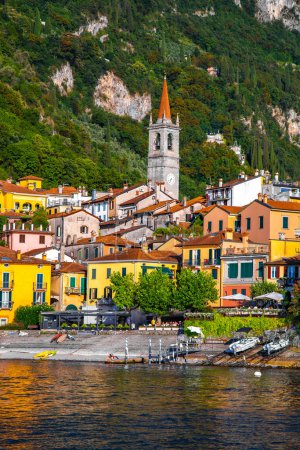 Foto de Street view of Bellagio village in Lake Como, in Italy, Europe. - Imagen libre de derechos