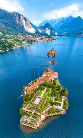 Foto de Aerial view of Isola Bella, in Isole Borromee archipelago in Lake Maggiore, Italy, Europe - Imagen libre de derechos