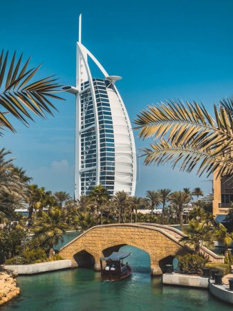 Téléchargez les photos : Vue de Burj Al Arab depuis Souk Madinat Jumeirah à Dubaï, marché traditionnel du bazar arabe, Émirats arabes unis. Photo de haute qualité - en image libre de droit