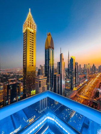 Téléchargez les photos : Vue de Sheikh Zayed Road au coucher du soleil dans le centre financier du centre-ville de Dubaï, EAU. Photo de haute qualité - en image libre de droit