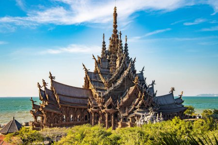 Téléchargez les photos : Sculptures en bois à l'intérieur du temple du Sanctuaire de la Vérité à Pattaya, Thaïlande. Photo de haute qualité - en image libre de droit
