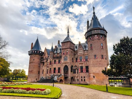 Téléchargez les photos : Château De Haar ou Kasteel de haar à Utrecht, Pays-Bas. Photo de haute qualité - en image libre de droit