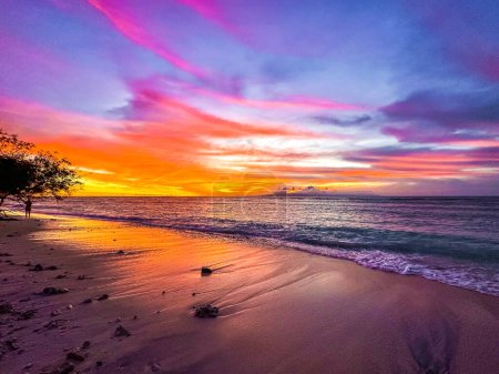 Téléchargez les photos : Coucher de soleil sur la plage de Gili Trawangan à Lombok, Indonésie, Asie du Sud-Est - en image libre de droit
