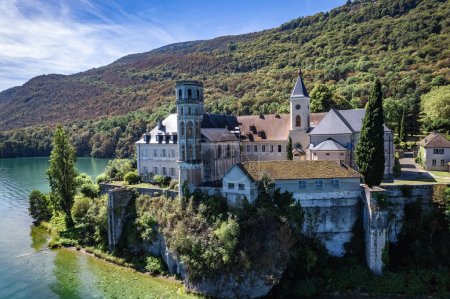 Vista aérea de la Abadía de Hautecombe, o Abbaye dHautecombe, en Savoie, Francia, Europa