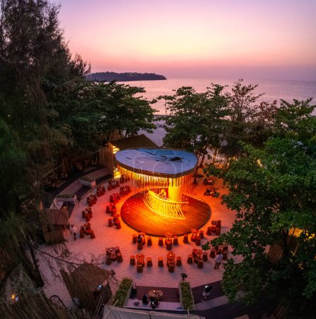 Luftaufnahme des Bang Tao Strandes bei Sonnenuntergang in Phuket, Thailand, Südostasien