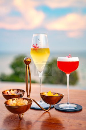 Toit bar vue sur la plage d'Ao Yon à Phuket, Thaïlande, Asie du Sud-Est