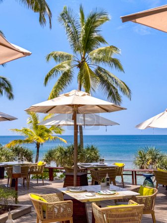 Restaurante bar en la playa en la playa de Trisara en Bang Tao, Phuket, Tailandia, el sudeste asiático