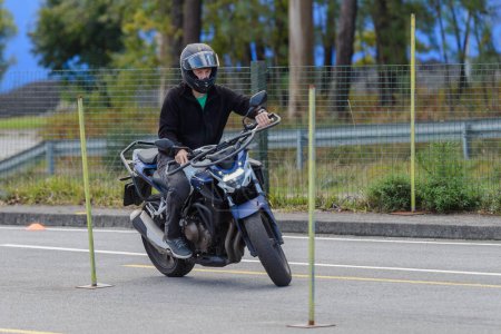 Téléchargez les photos : Formation dans une école de motocyclette, formation aux compétences en contrôle de moto - en image libre de droit