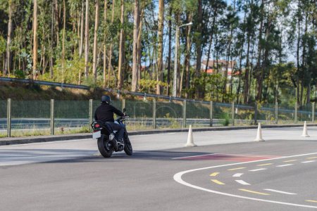 Téléchargez les photos : Formation dans une école de motocyclette, formation aux compétences en contrôle de moto - en image libre de droit