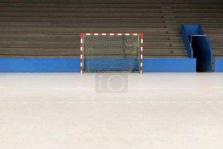 salle de sport vide avec buts et gradins de handball
