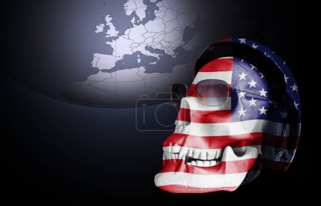 Foto de Bandera americana, cráneo humano con gafas y casco con fondo de mapa del mundo - Imagen libre de derechos