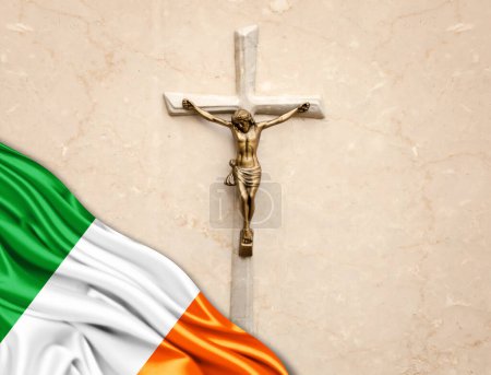 Téléchargez les photos : Irlande drapeau de soie avec Jésus-Christ, statue, croix, appuyé sur fond de marbre - en image libre de droit