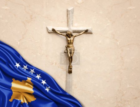 Foto de Bandera de Kosovo de seda con Jesucristo, estatua, cruz, apoyada sobre fondo de mármol - Imagen libre de derechos