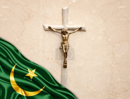 Téléchargez les photos : Drapeau mauritanien en soie avec Jésus Christ, statue, croix, appuyé sur un fond de marbre - en image libre de droit