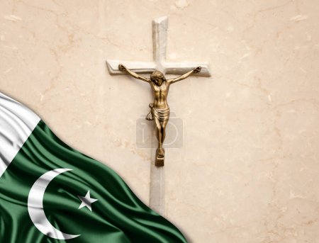 Téléchargez les photos : Pakistan drapeau de soie avec Jésus-Christ, statue, croix, appuyé sur fond de marbre - en image libre de droit