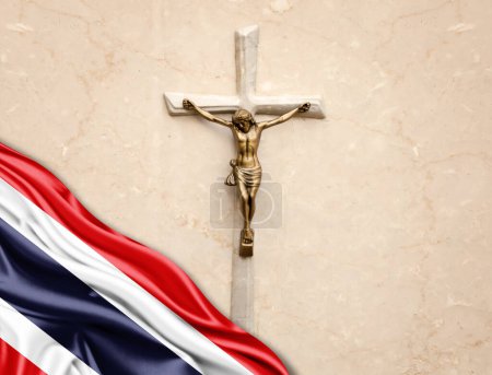 Foto de Bandera de Tailandia de seda con Jesucristo, estatua, cruz, apoyada sobre fondo de mármol - Imagen libre de derechos