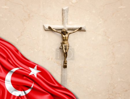 Téléchargez les photos : Turquie drapeau de soie avec Jésus-Christ, statue, croix, appuyé sur fond de marbre - en image libre de droit