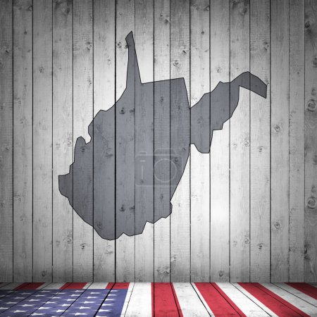 Téléchargez les photos : Carte de Virginie-Occidentale sur fond en bois avec drapeau américain sur le fond - en image libre de droit