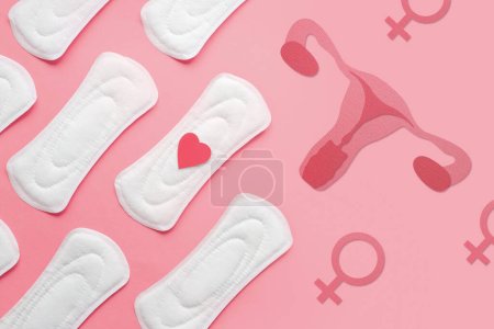Weibliche Menstruationspolster und Uterus-Illustration auf rosa Hintergrund, Draufsicht. Frauengesundheit, Frauenperioden Zykluskonzept