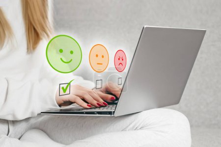 Frau verwendet Laptop Wahl grünen glücklichen Lächeln Gesicht Symbol. Konzept für psychische Gesundheit. Konzept zum Welttag der psychischen Gesundheit