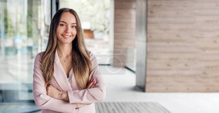 Nahaufnahme Porträt einer kaukasischen Geschäftsfrau mit gefalteten Händen im Business-Anzug vor dem Hintergrund eines Bürogebäudes. Unternehmensberaterin Analystin. Kopierraum. Web-Banner