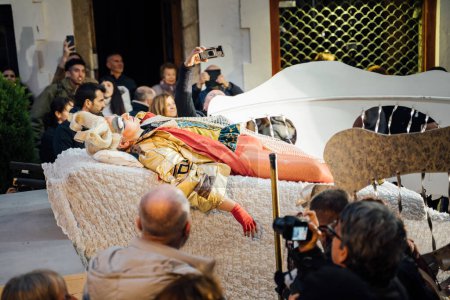 Foto de 22.02.2023 - Sitges, Barcelona, Spain Carnival (Carnaval) Big carnival celebration theatrical performance death and funeral of MAJESTAD CARNESTOLTES - Imagen libre de derechos